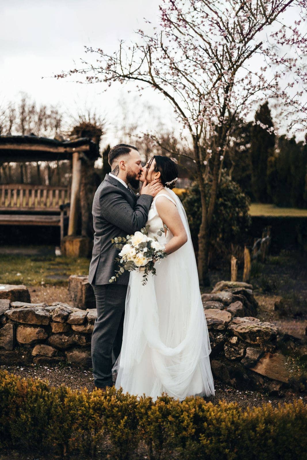 Hochzeitsfotografin Berlin - Brautpaar küsst sich