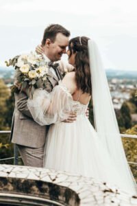 Hochzeitsfotografin Berlin: Brautpaar steht umschlungen zu einander.