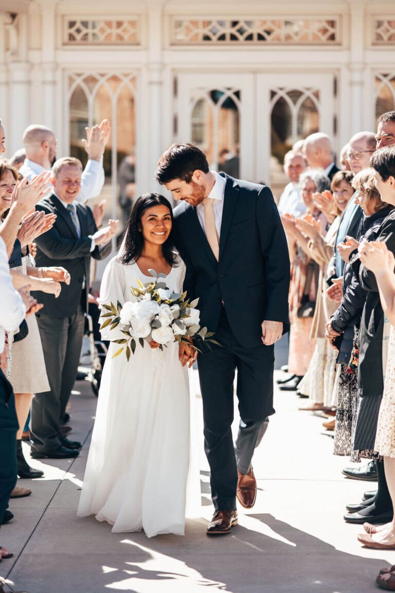 Beim Auszug schaut der Bräutigam verliebt zu seiner Ehefrau.